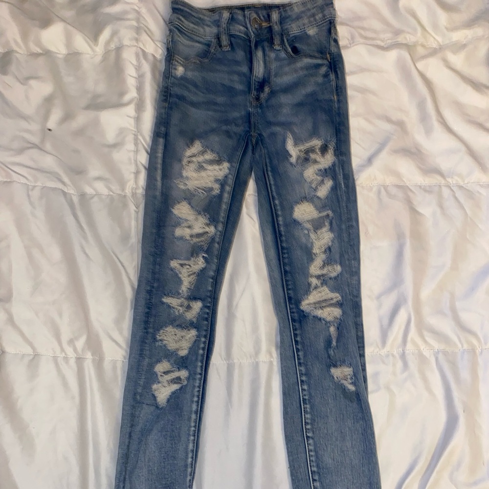 AMERICAN EAGLE LIGHT WASH RIPPED SKINNY JEANS.